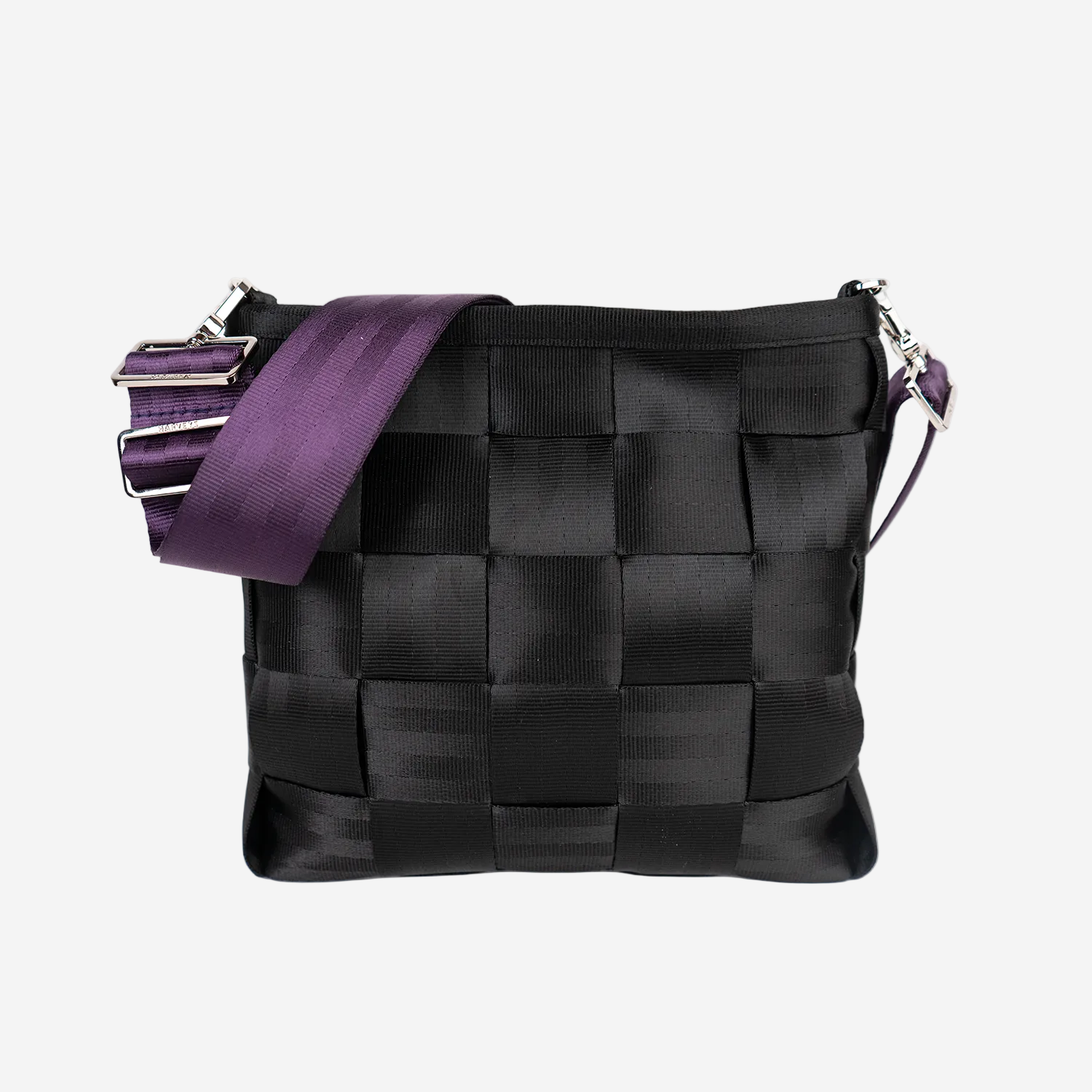 The 5 Panel Click N Carry in Blackberry being used on a bag