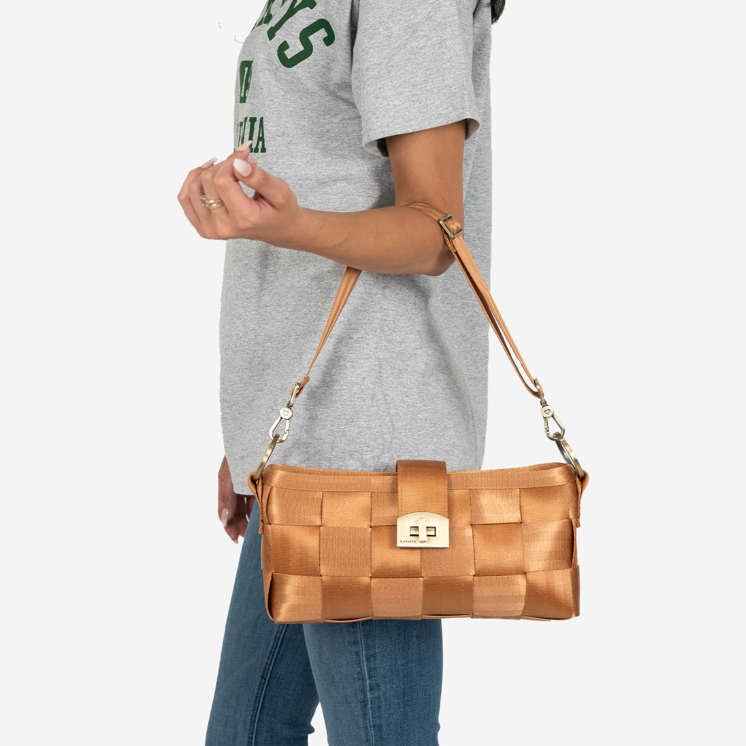 Carriage Ring Baguette in the color Cognac on a models arm