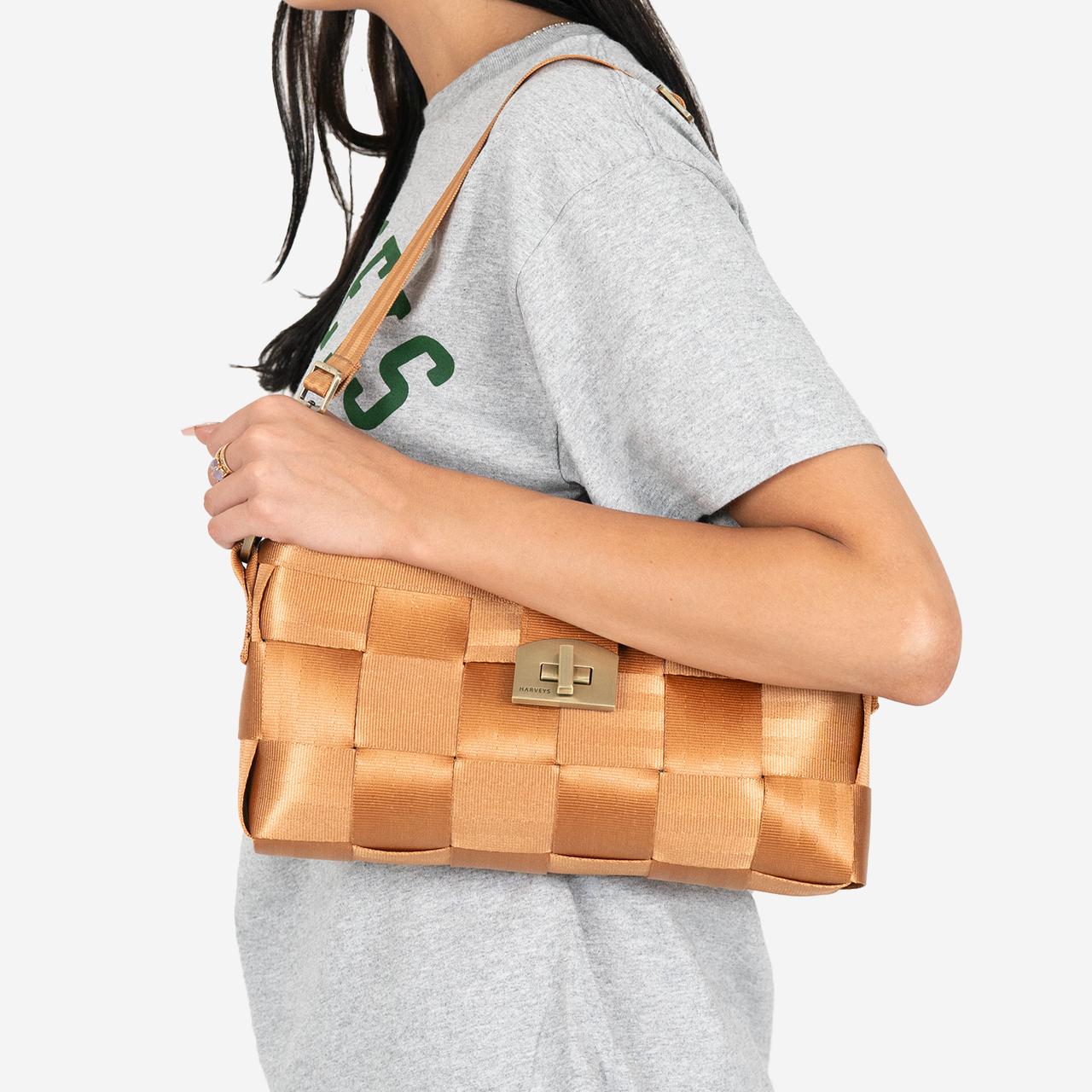 Carriage Ring Baguette in the color Cognac on a models shoulder