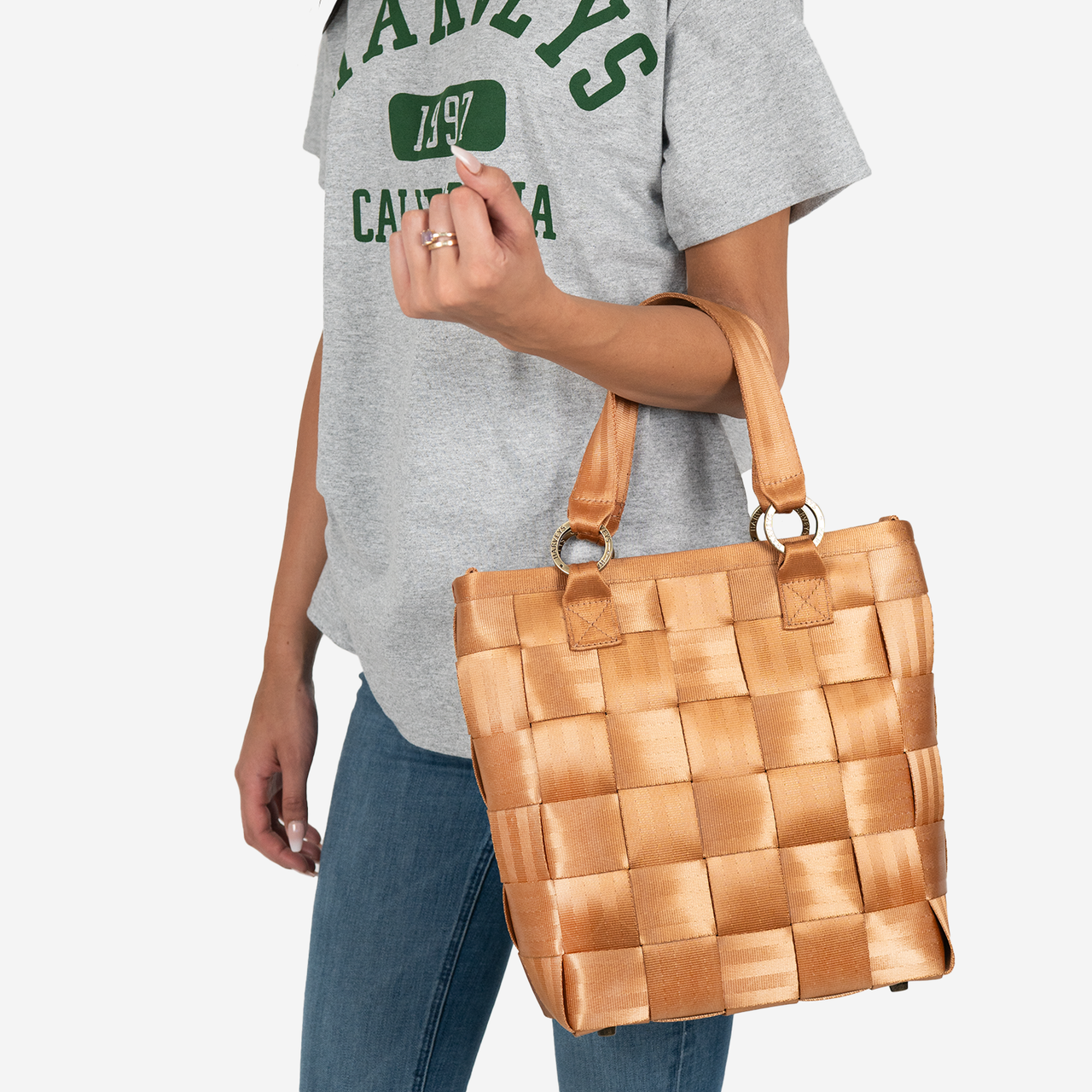 A Carriage Ring Bucket in the color Cognac on a models arm