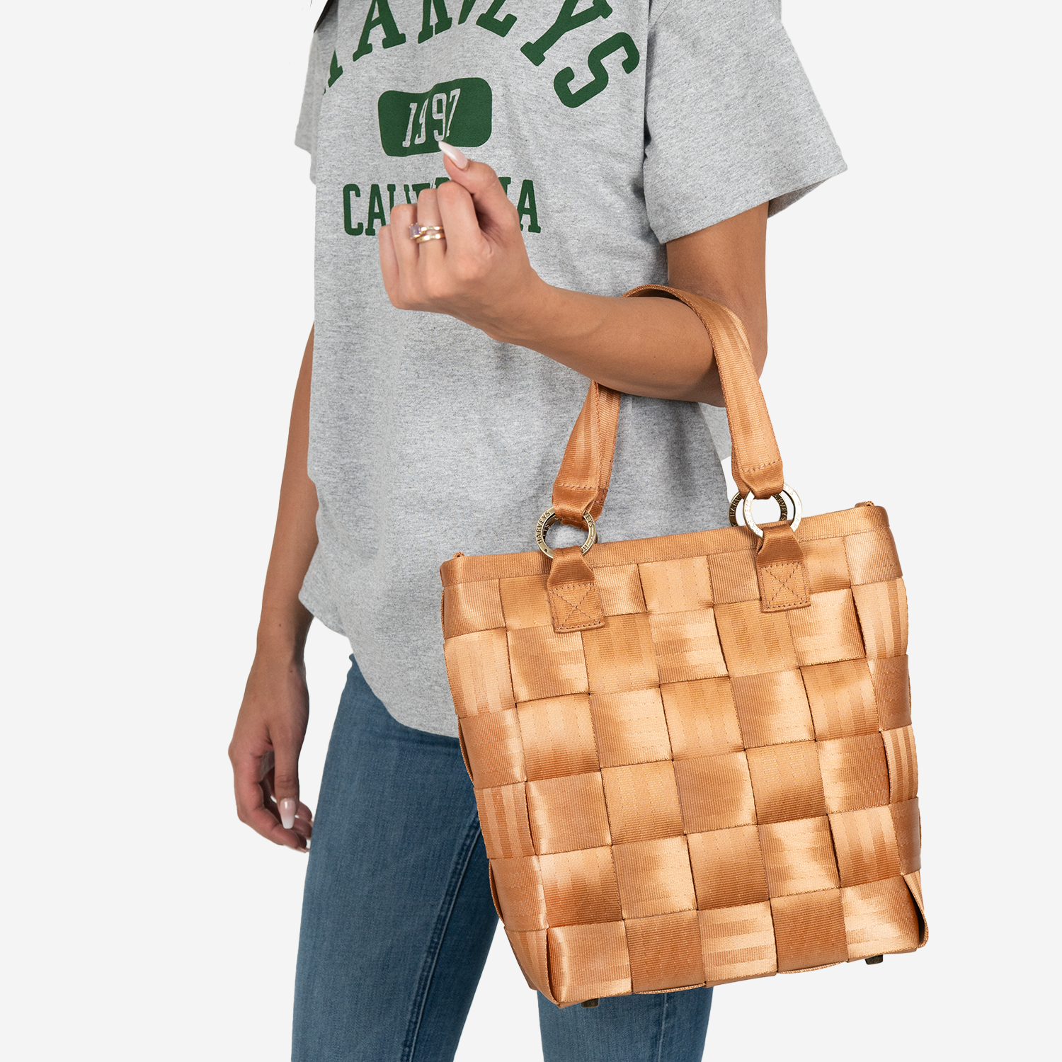 A Carriage Ring Bucket in the color Cognac on a models arm