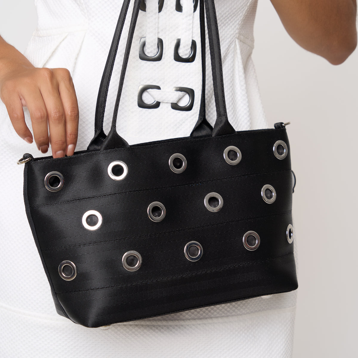 Model carrying PUNK'N streamline baguette grommet 