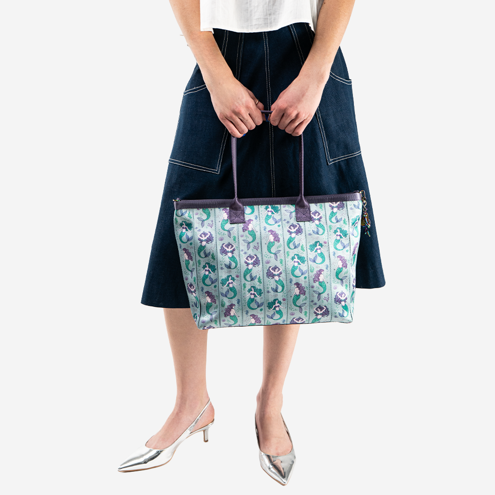 Vertical Medium Streamline Tote / Under The Sea