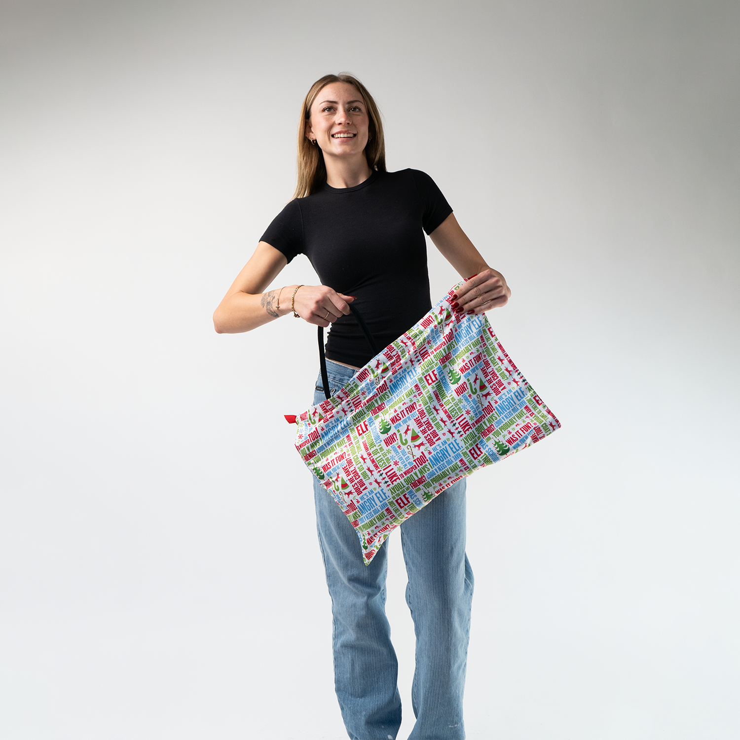 The Elf Dust Bag being used by a model