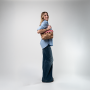 A Picnic Medium Tote being used by a model