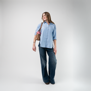 A Picnic Medium Tote being used by a model