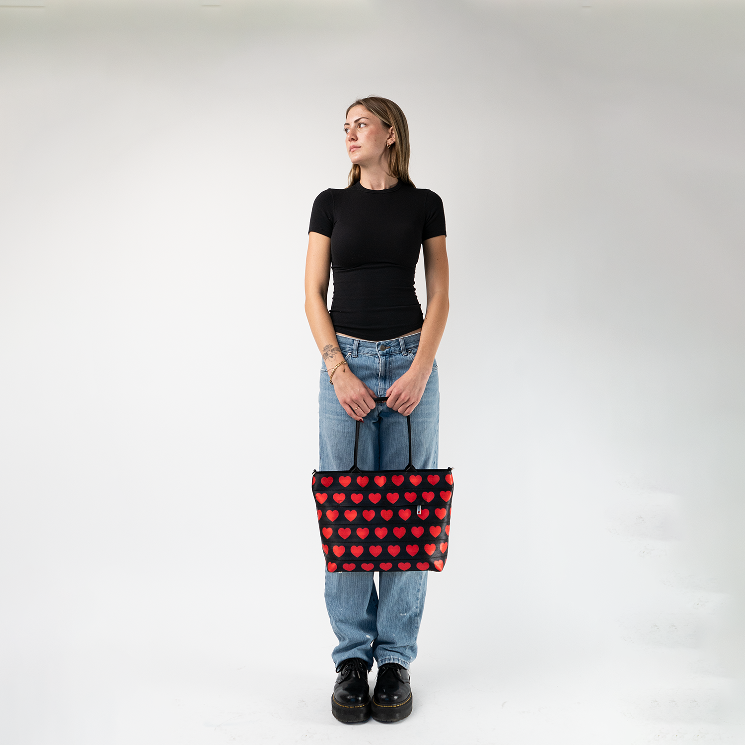 The Queen Of Hearts Medium Streamline Tote being used by a model